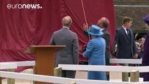Britain's royals unveil Queen Mother statue - world