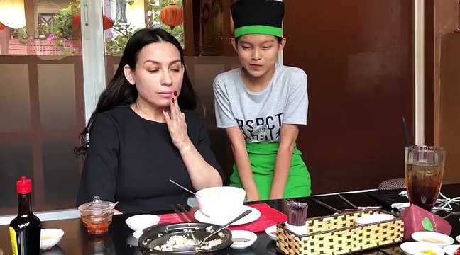 Trấn Thành - Hari Won - Lê Giang đột nhập vào quán ăn của Phi Nhung