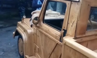 Gede Sation "Bungkus" Mobil Tua Pakai Kayu Jati