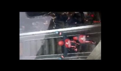 Maslak metrosunda yürüyen merdiven çöktü!