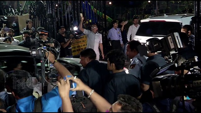 Salman Khan CRYING At Sridevi's House | Poonam Dhillon And Others Visit Sridevi's House In Mumbai