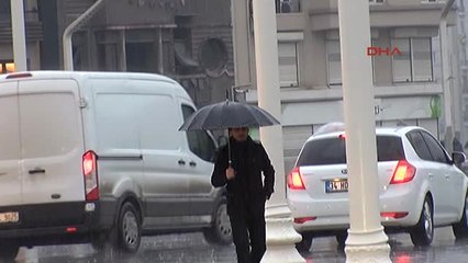 İstanbul'da Sağanak Yağmur Etkili Oluyor