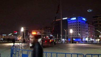 Taksim’de Atıl Durumdaki Aydınlatma Direkleri Kaldırıldı