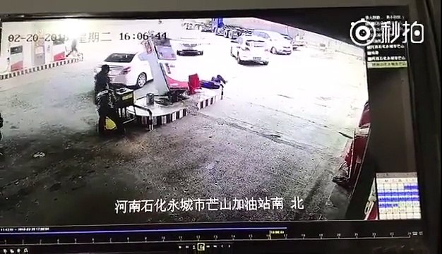 Démarrer de la station service.. sans enlever le tuyau de sa voiture !