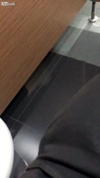 Son voisin de toilettes se touche en public !