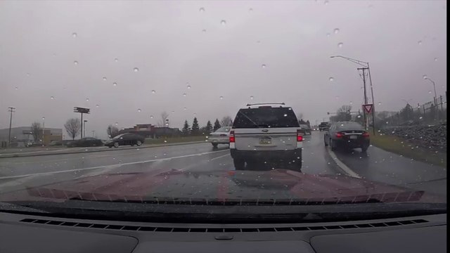 Impatient ce chauffard double la police en voiture banalisée par erreur !