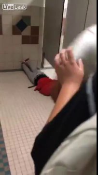 2 lycéens s'affrontent : KO par ippon dans les toilettes !