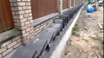 Construction d'un mur en jouant aux dominos avec les dalles !