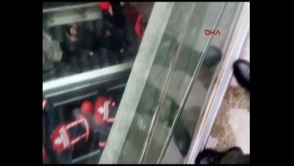 İstanbul Ayazağa'da yürüyen merdiven çöktü