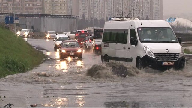 Yoğun yağış nedeniyle yollar göle döndü, sürücüler zor anlar yaşadı