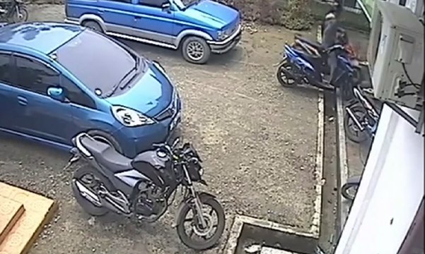 Rekaman CCTV: Hitungan Detik, Motor Dibawa Kabur