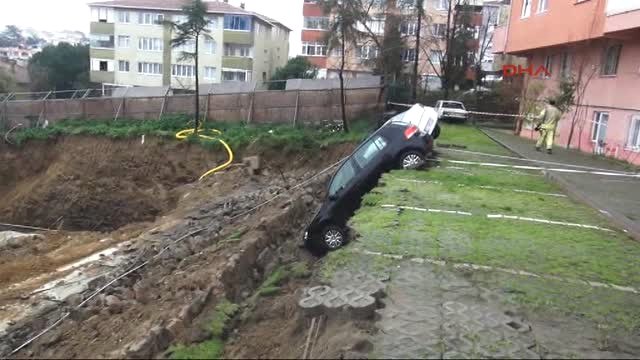 Kadıköy'de Toprak Kayması: 4 Katlı Bina Boşaltıldı, Otomobilleri Ağaçlara Bağladılar