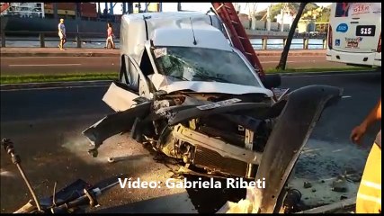 Carro fica destruído após bater em poste na Curva do Saldanha