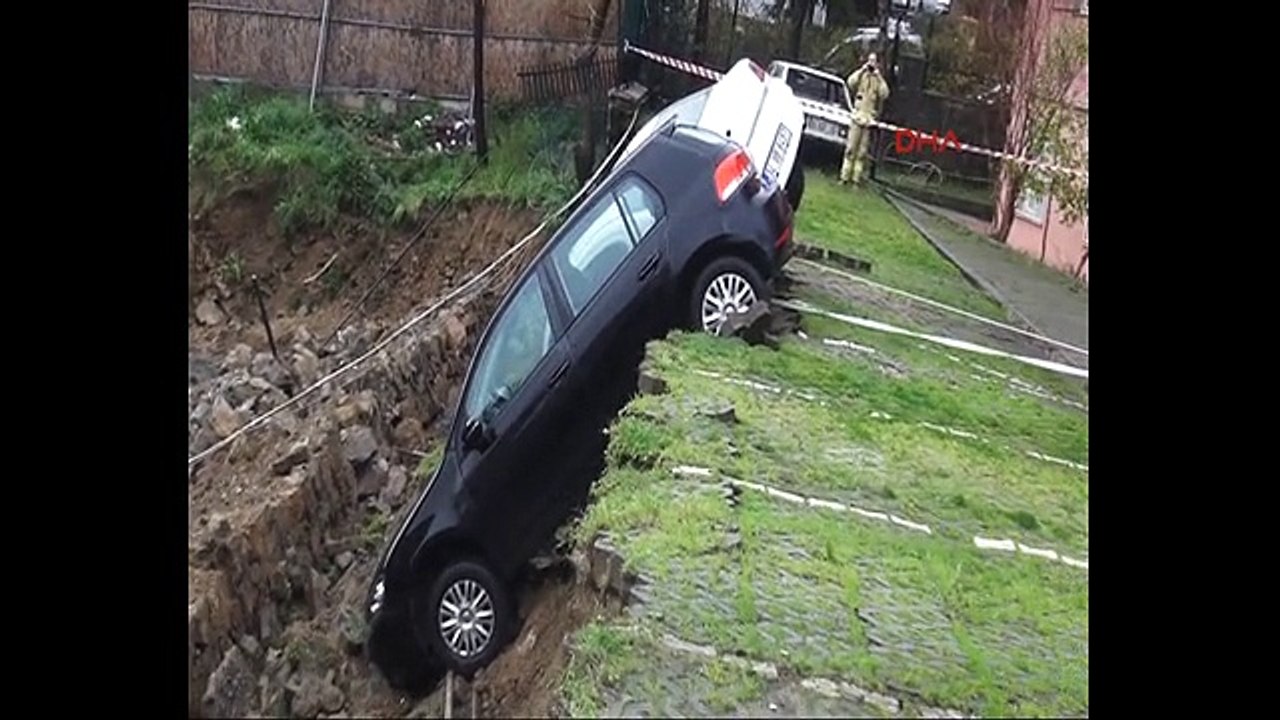 Kadıköy'de toprak kayması... 4 katlı bina boşaltıldı, araçlar ağaçlara bağlandı