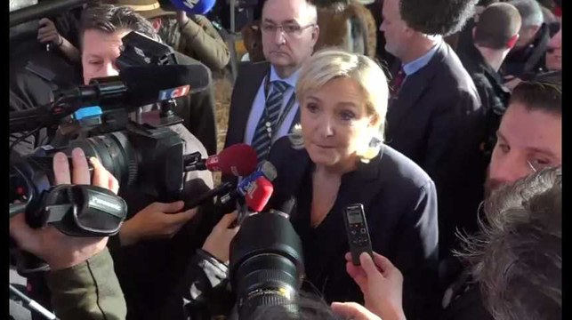 Marine Le Pen accuse Macron de duplicité au Salon de l'Agriculture 2018