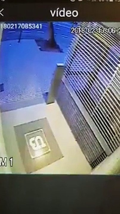 Un homme fait ses besoins dehors mais vas vite le regretter !