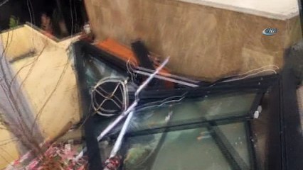 Rüzgar, ağaçlara zarar verdi, çatı ve duvar yıktı