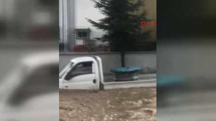 İzmir 15 Dakikalık Sağanak Yağış Hayatı Olumsuz Etkiledi
