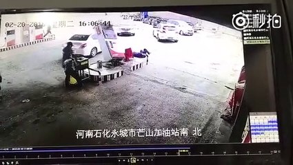 Quand tu démarres de la station essence en oubliant le tuyau
