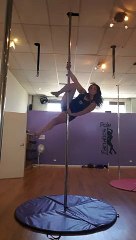 Grosse bosse pour cette fille en Pole Dance