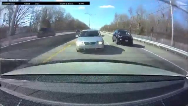 Une conductrice un peu trop pressée va le regretter... Retour de Karma