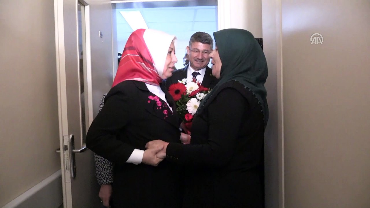 Öznur Çalık, bindiği otobüste şoförün hakaretine maruz kalan şehit annesini ziyaret etti - ADANA