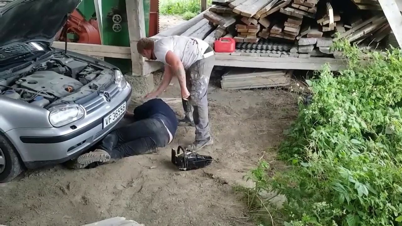 Une petite blague avec une tronçonneuse qui tourne mal... Dommage