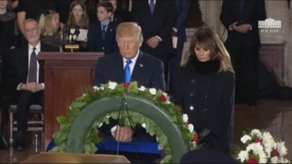Trump homenajea al fallecido reverendo Billy Graham