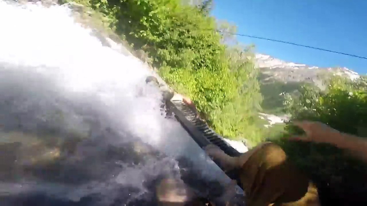 Il tente la traversée d'un pont de fortune et échappe de peu à la mort