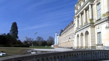 Fontainebleau: les bassins du château transformés en patinoire