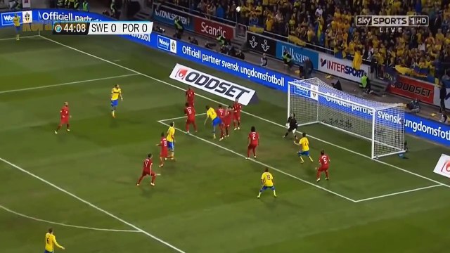 عندما اسقط كريستيانو رونالدو ابراهيموفيتش بالهاتريك في ارضه ووسط جماهيره ! رهيب HD