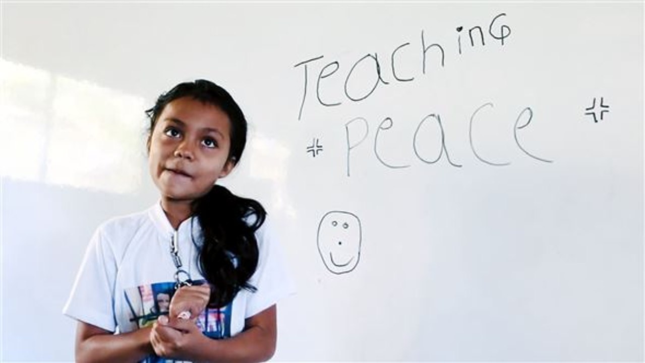 Frieden lehren: farc-opfer unterrichtet rebellen-kinder