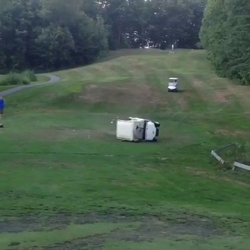 Course de voiturettes de golf : ils s'explosent sur le green !