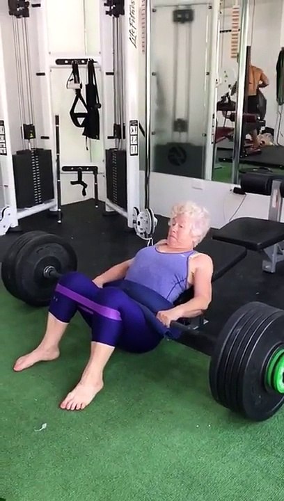 Mamie fait de la muscu avec des haltères de fou !