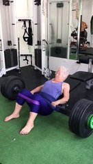 Mamie fait de la muscu avec des haltères de fou !