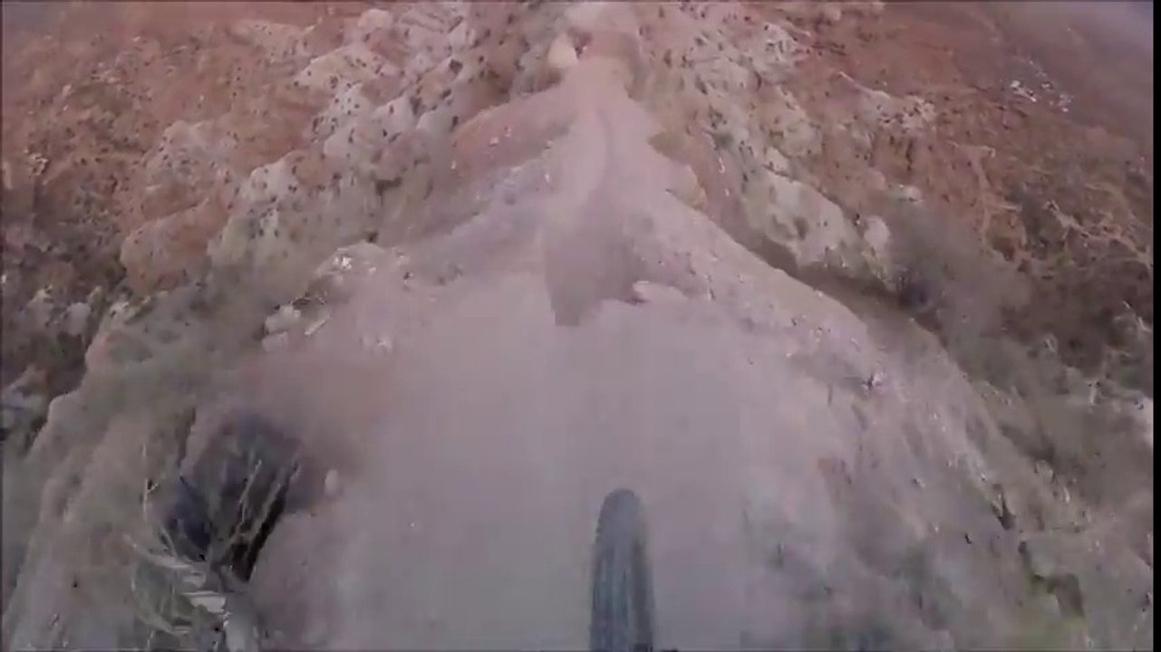 En VTT il dévale des pentes vertigineuses dans un canyon aux USA