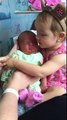 La tête de ce bébé dans les bras de sa petite soeur lol