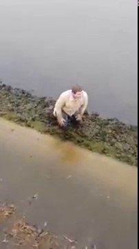 Il récupère sa CB et reste coincé le long du fleuve !