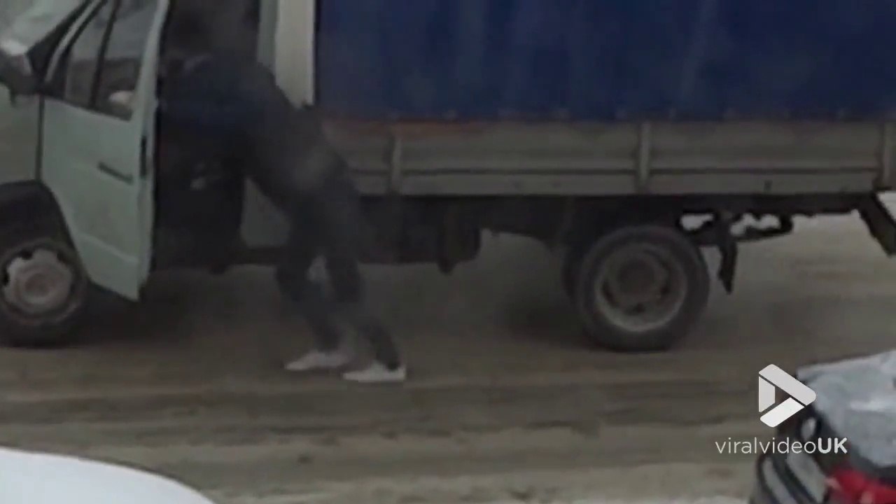 Remorquage de 2 camions : a pieds dans la neige !