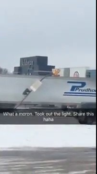 Ce camion embarque les feux de signalisation et s'en va !