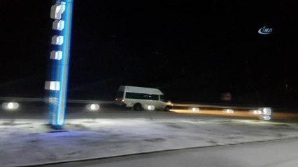 Kar ve fırtına sürücülere zor anlar yaşattı...Hazırlıksız yakalanan araçlar yolda kaldı