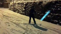 Chutes de neige sur la Côte d'Azur: ils font du snowboard dans les rues de Gattières