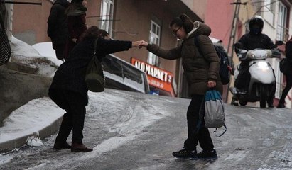 Buzlanma, sürücü ve yayalara zor anlar yaşattı