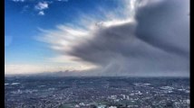 A Londres, le nuage formé par le froid donne des airs apocalyptiques