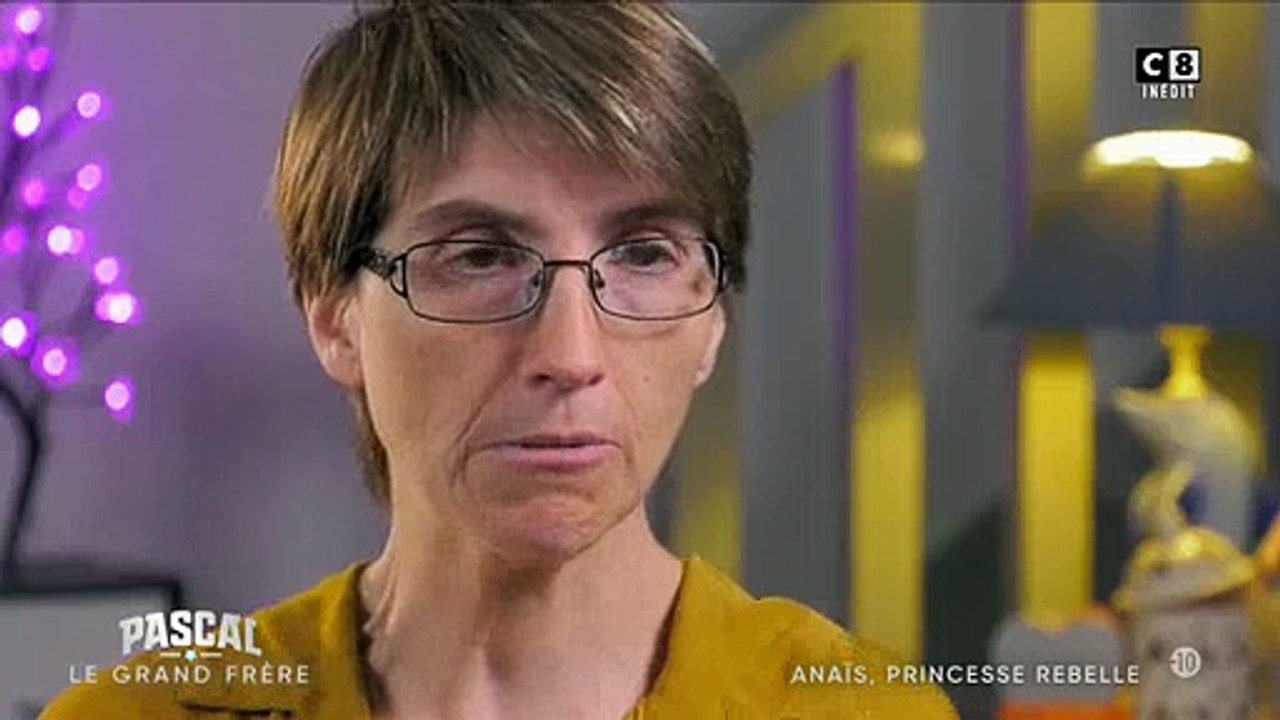 Pascal le grand frère dépité en voyant une bagarre éclater entre mère et fille - Regardez