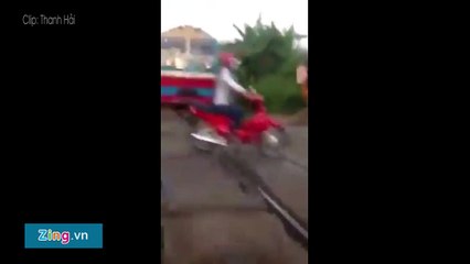 2 đoàn tàu đối đầu ở khoảng cách 10 m trên đường sắt Bắc - Nam