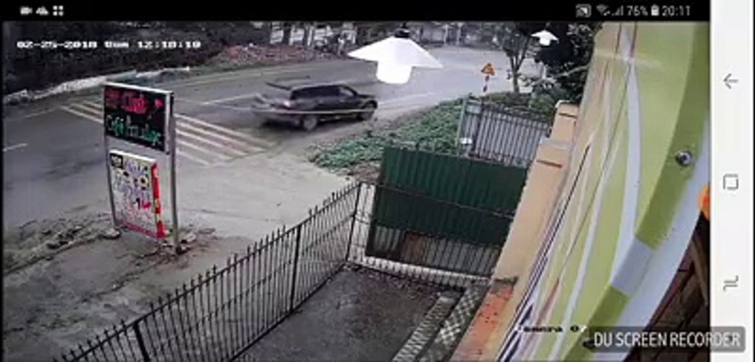 Nam thanh niên không đội mũ bảo hiểm lao thẳng vào đuôi ô tô rồi đứng dậy như một vị thần