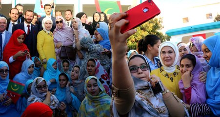 Maarif Vakfı Kız Okulu'nu Ziyaret Eden Emine Erdoğan'a Moritanyalı Kadınlardan Sevgi Gösterisi