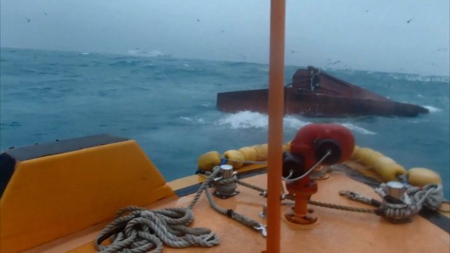 완도 전복 어선 수색 난항...실종자 7명 중 2명 시신 발견 / YTN