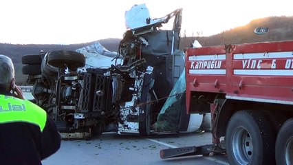 Kamyona çarpan tır devrildi: 2 yaralı